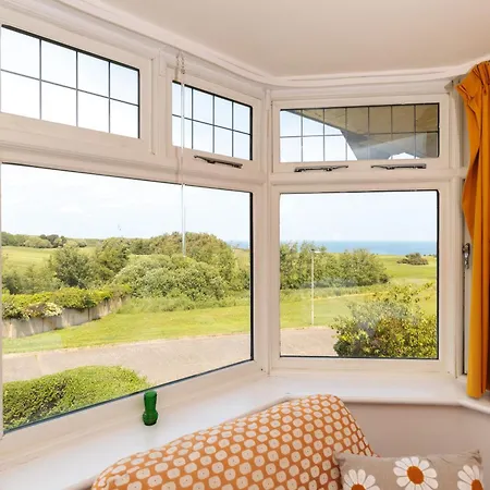 펜션 Cornellian Retreat - Charming Rural Fringe 1930's Semi Detached *