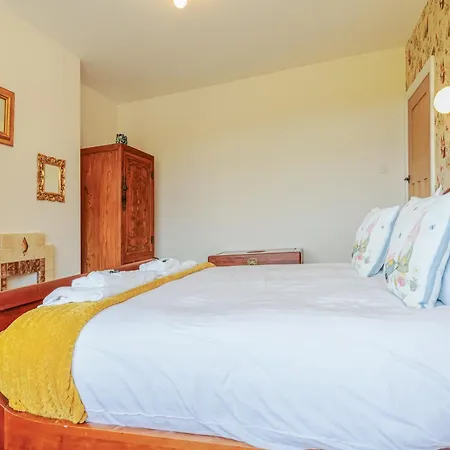Vakantiehuis Cornellian Retreat - Charming Rural Fringe 1930's Semi Detached *
