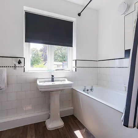 Cornellian Retreat - Charming Rural Fringe 1930's Semi Detached * 스카버러