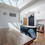 Ferienhaus Cornellian Retreat - Charming Rural Fringe 1930's Semi Detached Scarborough